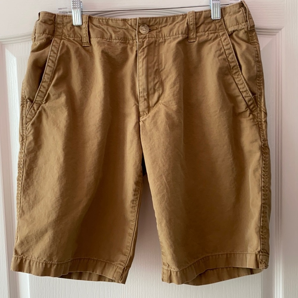 Gap men’s khaki shorts. Size 32.